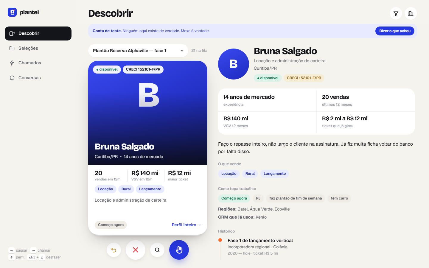 Tela do DiPlantão no computador: cartão do corretor à esquerda e perfil completo à direita